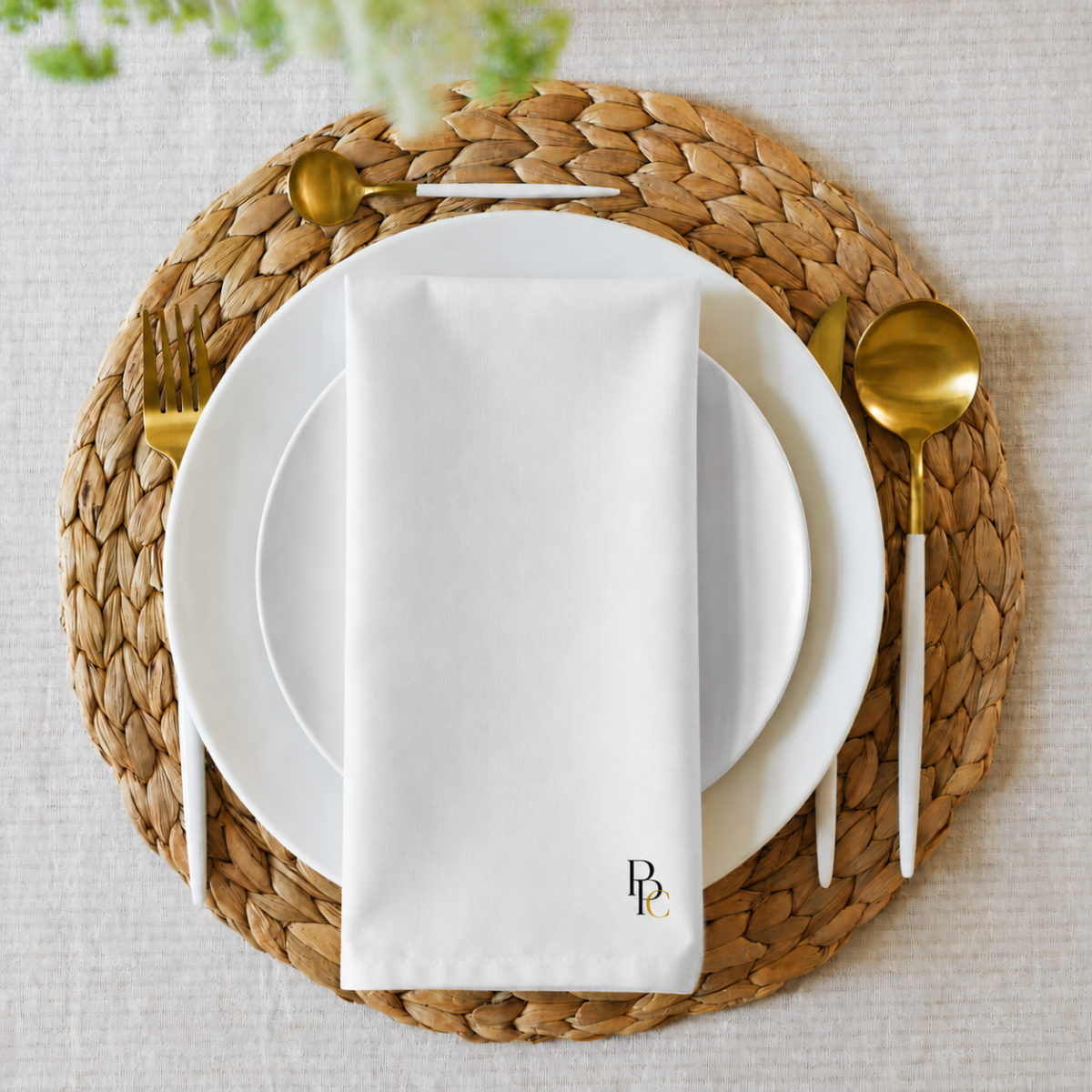 Quatre serviettes de table blanches présentées côte à côte