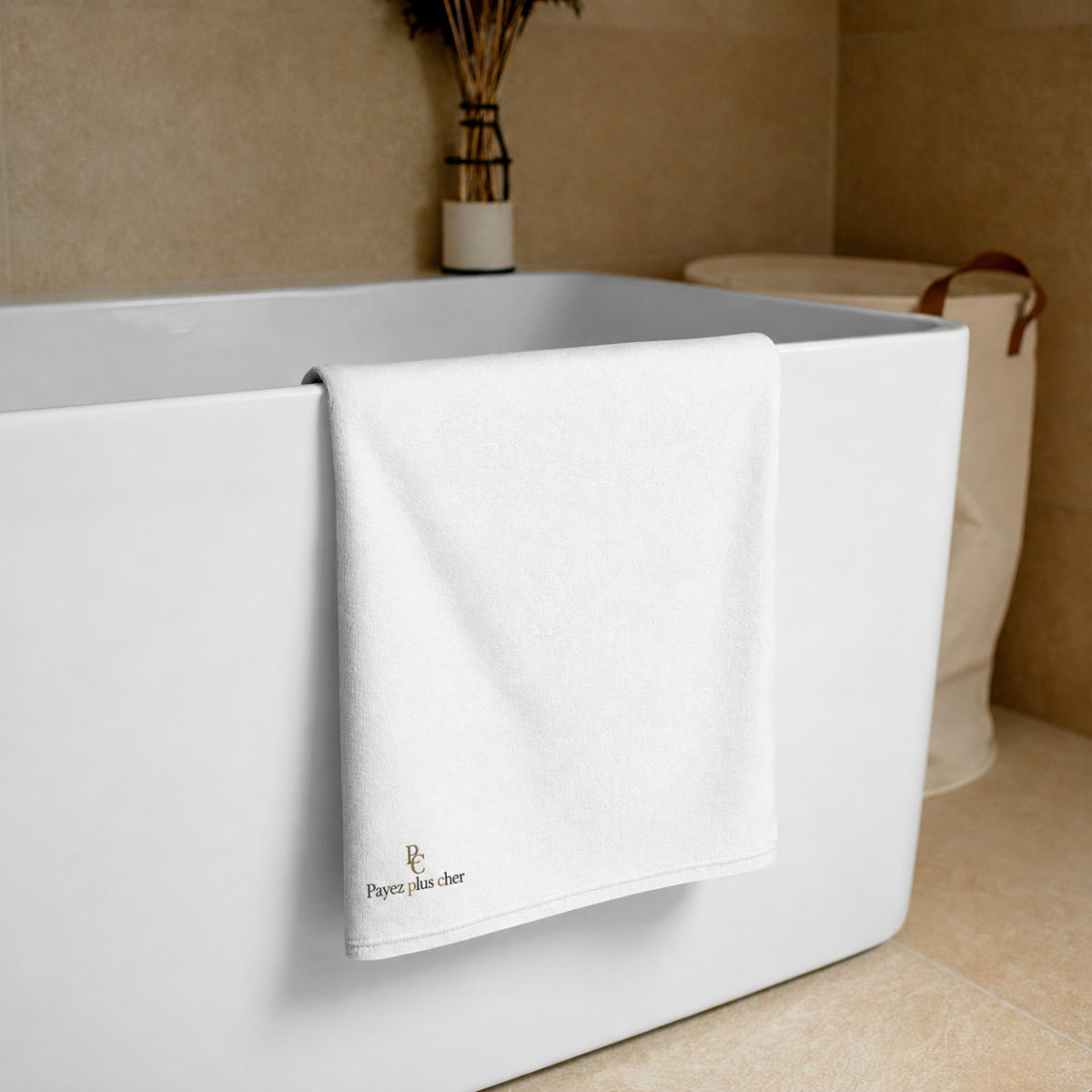 Serviette de plage blanche pliée sur une baignoire