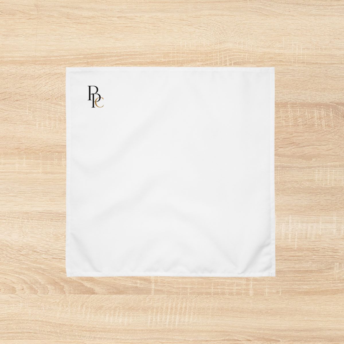 Assiette dressée avec serviette blanche, cadeau de mariage insolite