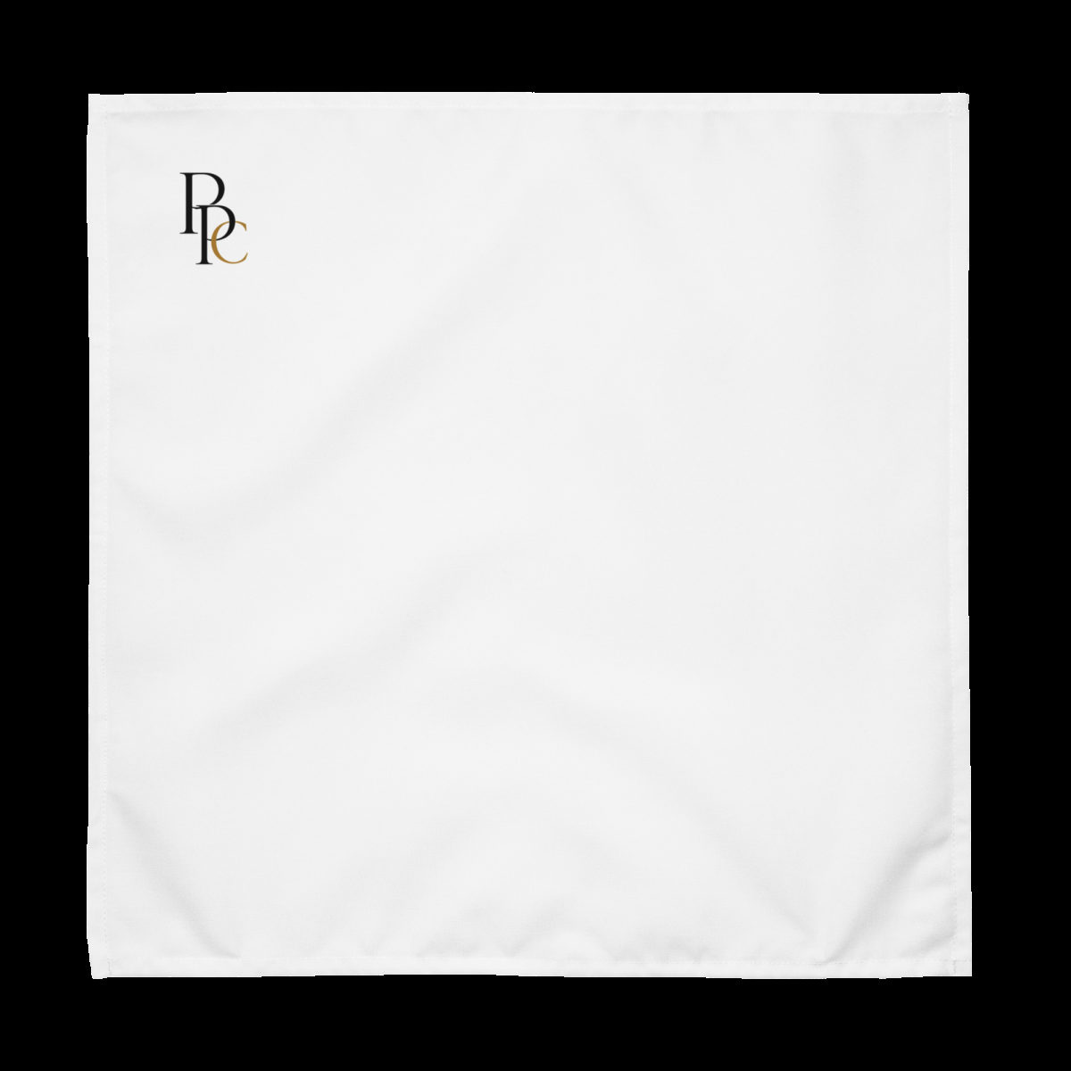 Broderie discrète sur une serviette de table blanche