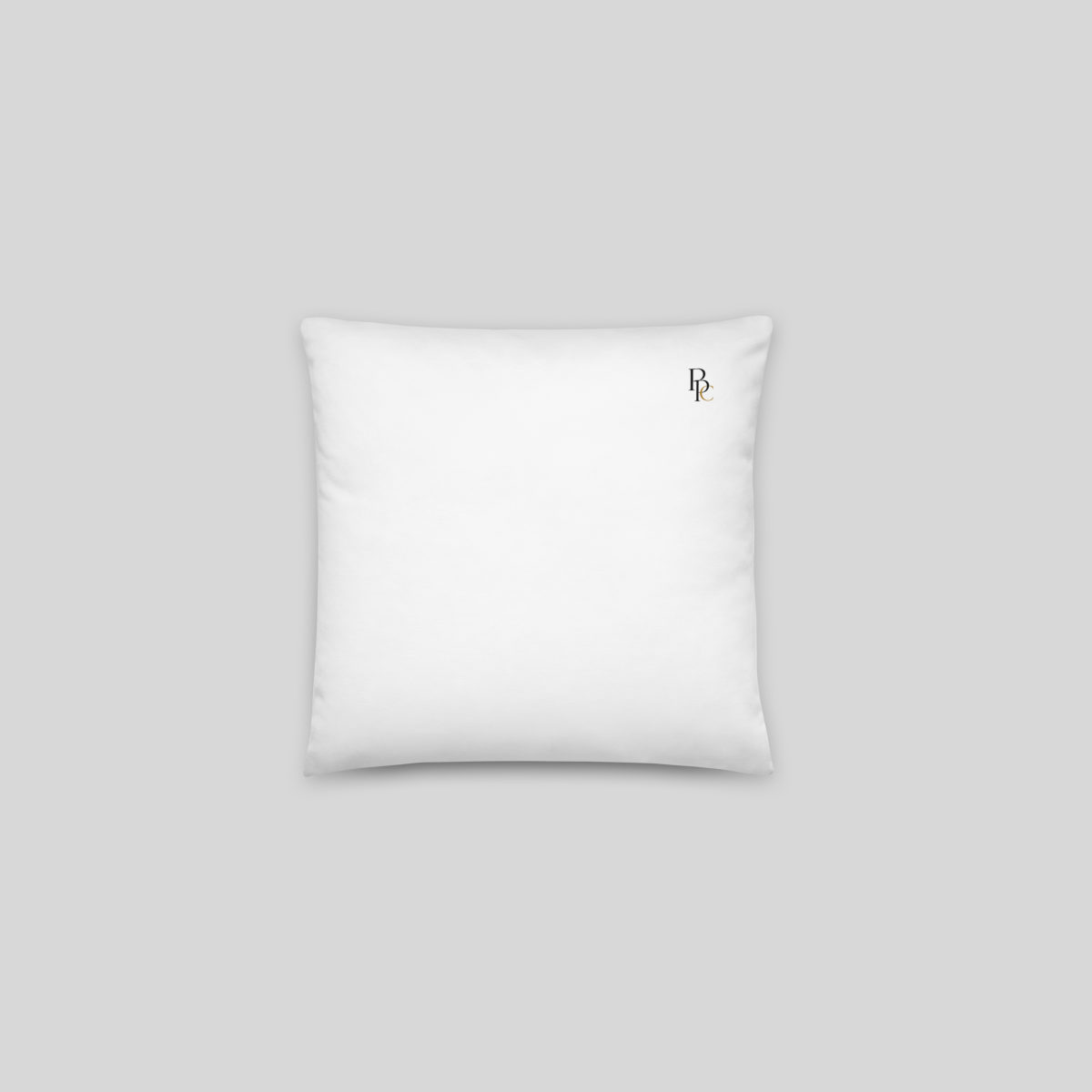 Coin brodé d’un coussin blanc photographié en gros plan