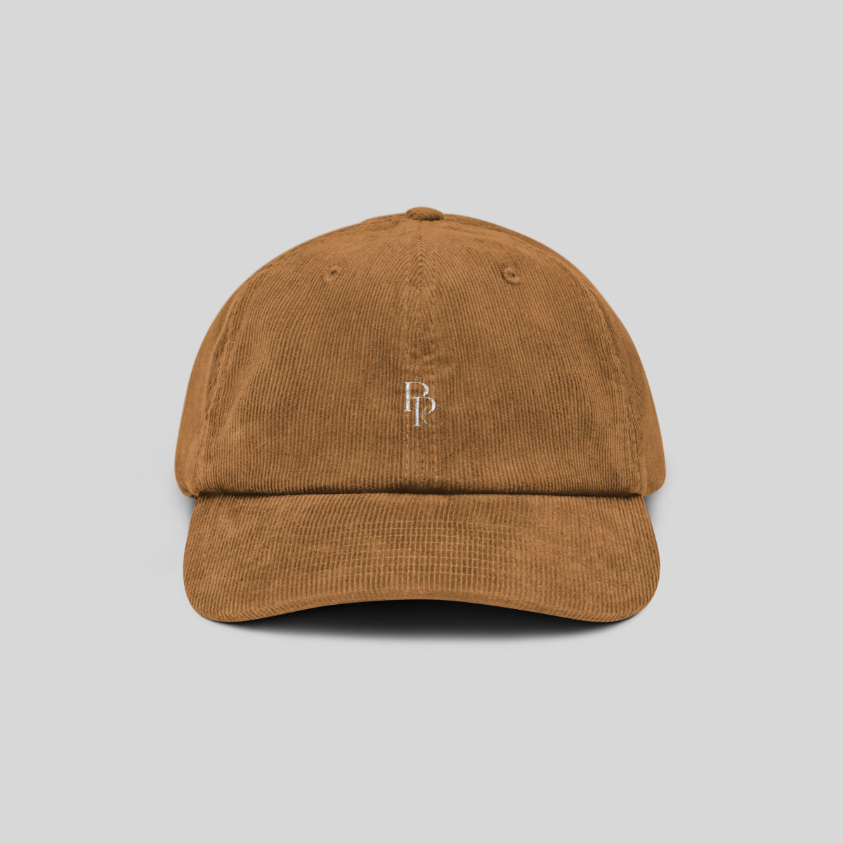 Casquette en velours portée dehors, lumière naturelle de fin de journée