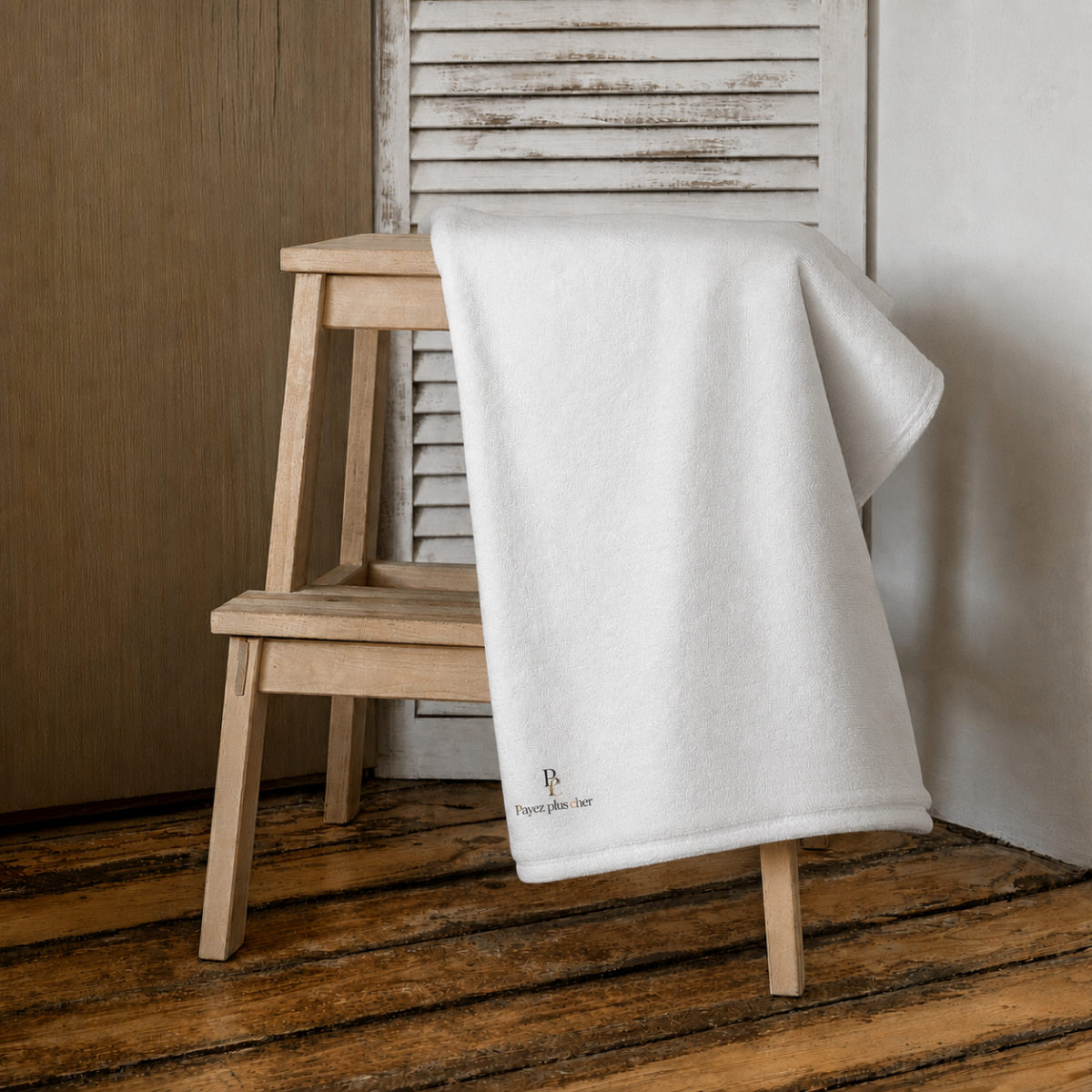 Serviette de plage dépliée en extérieur, plein soleil