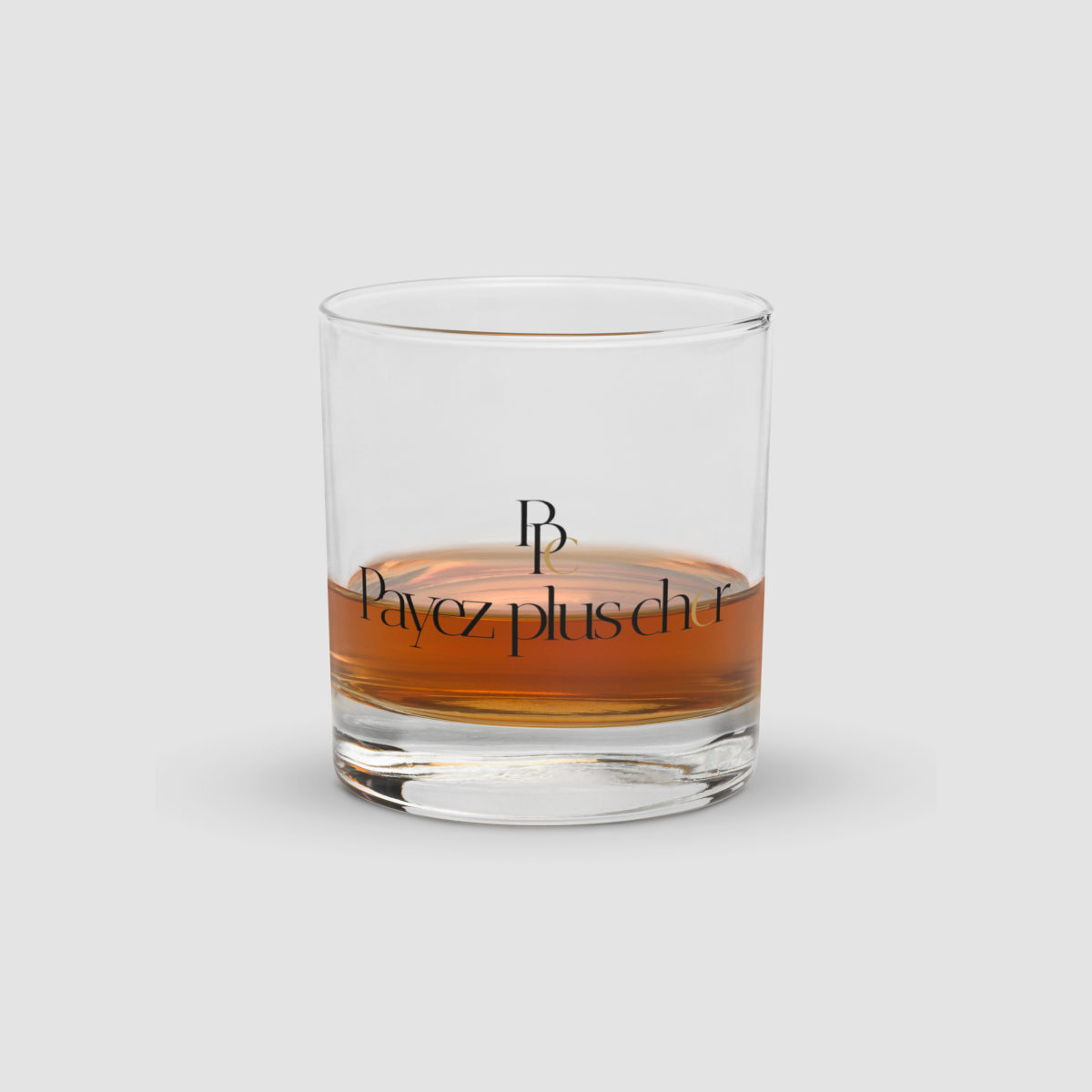 Verre à whisky en situation, lumière chaude de fin de soirée