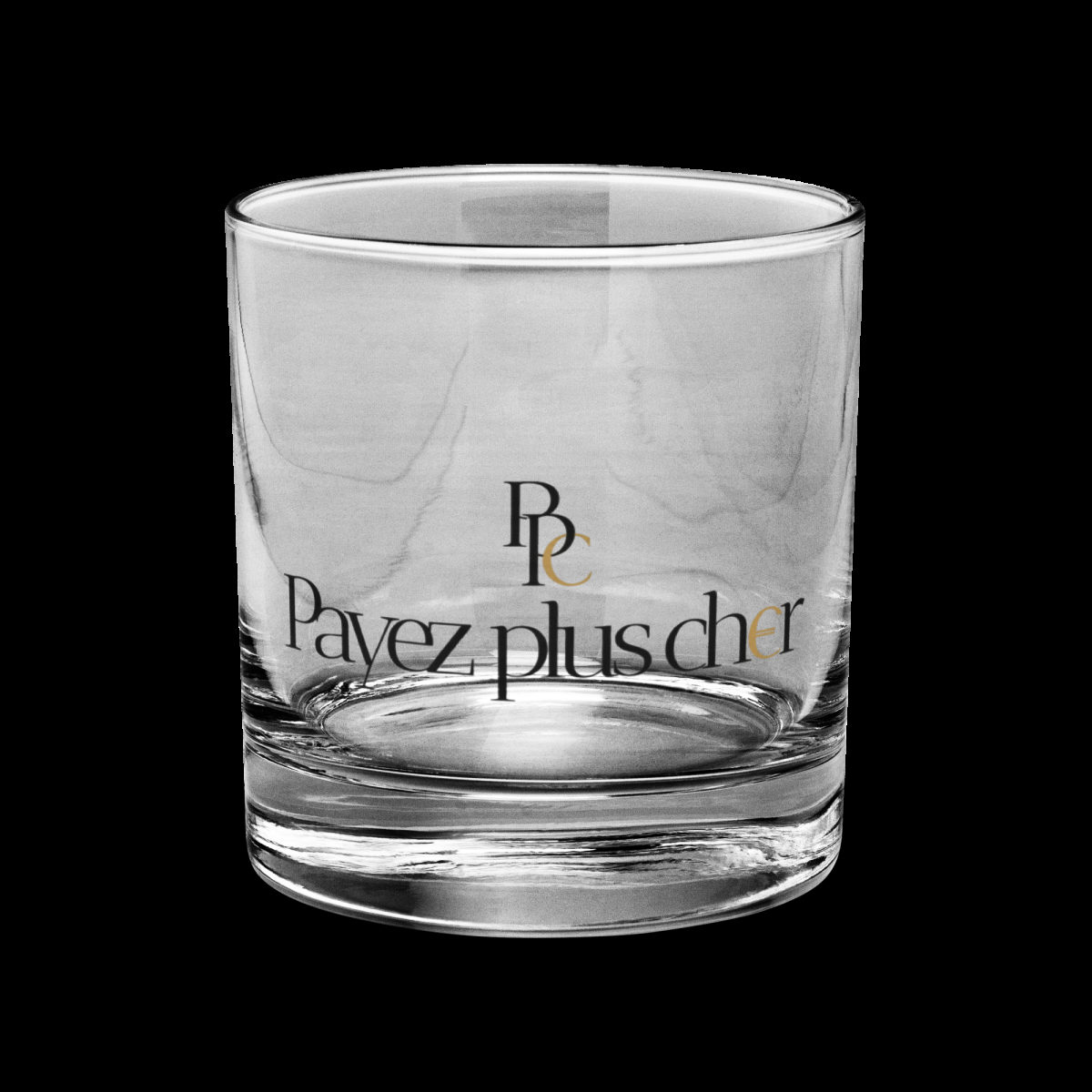 Verre à whisky rempli, logo gravé bien visible au centre
