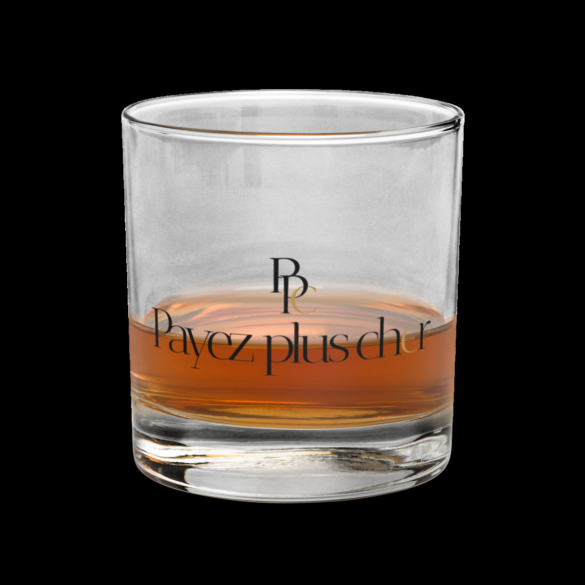Verre à whisky de profil sur fond sombre, reflets nets