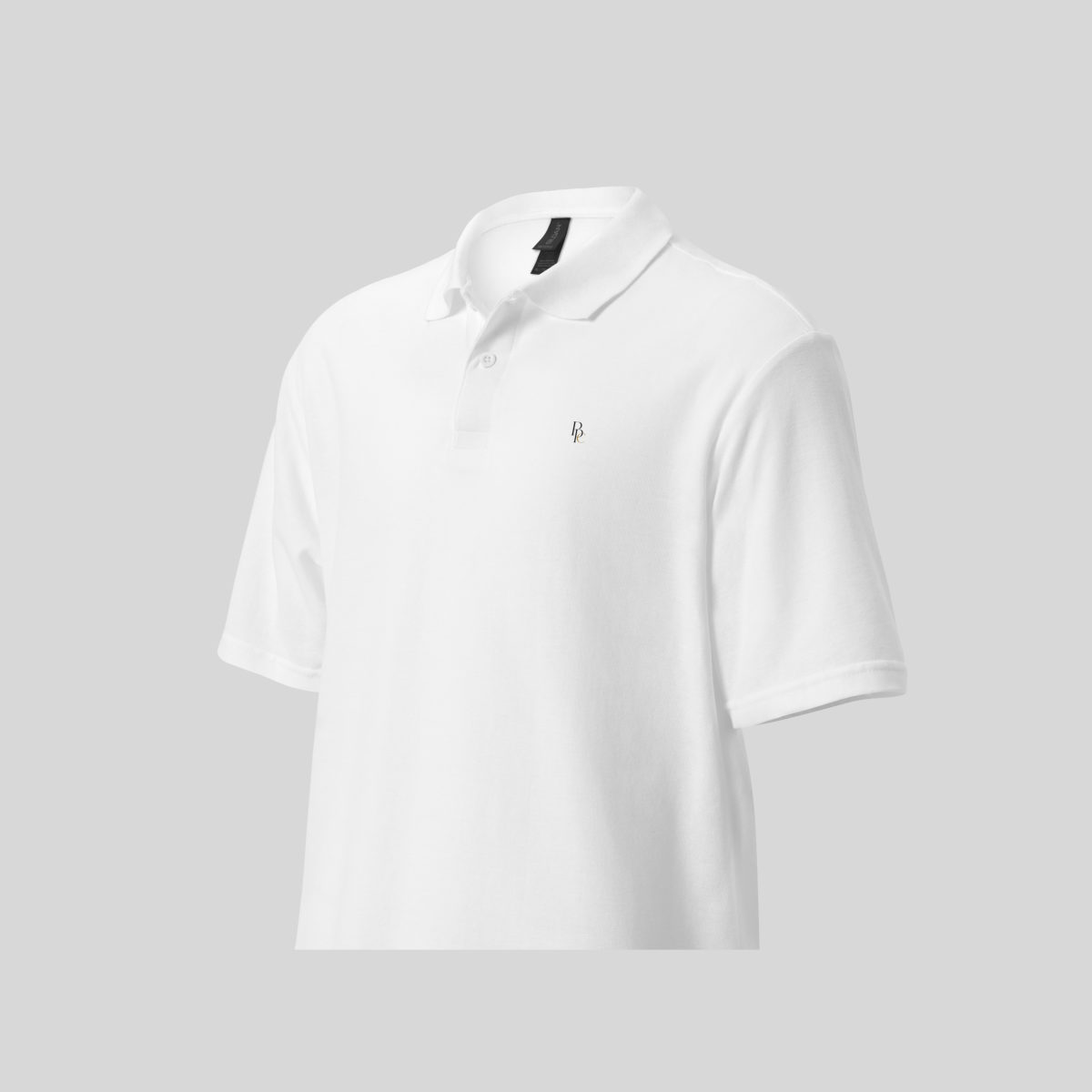 Polo blanc vu de trois quarts sur fond gris clair et neutre