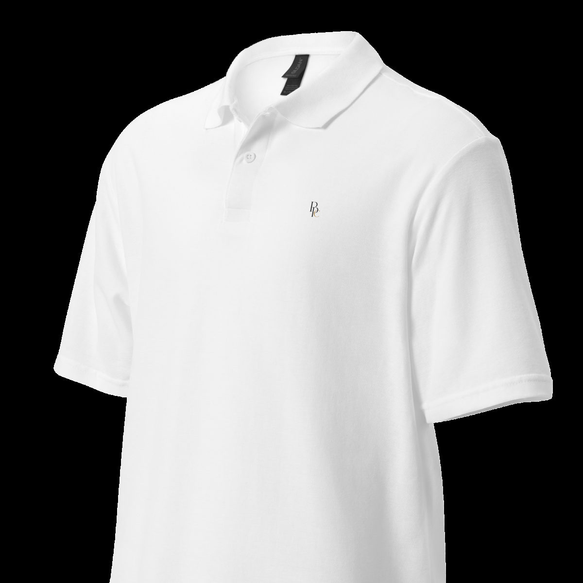 Polo blanc détouré sur fond noir, contraste marqué en studio
