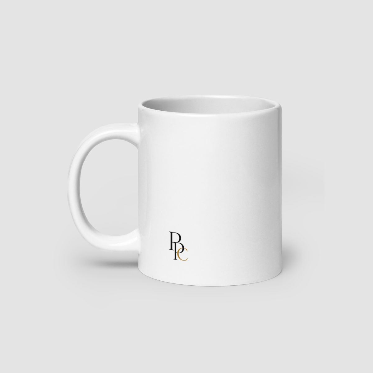 Tasse blanche sur plan de travail, ambiance de bureau