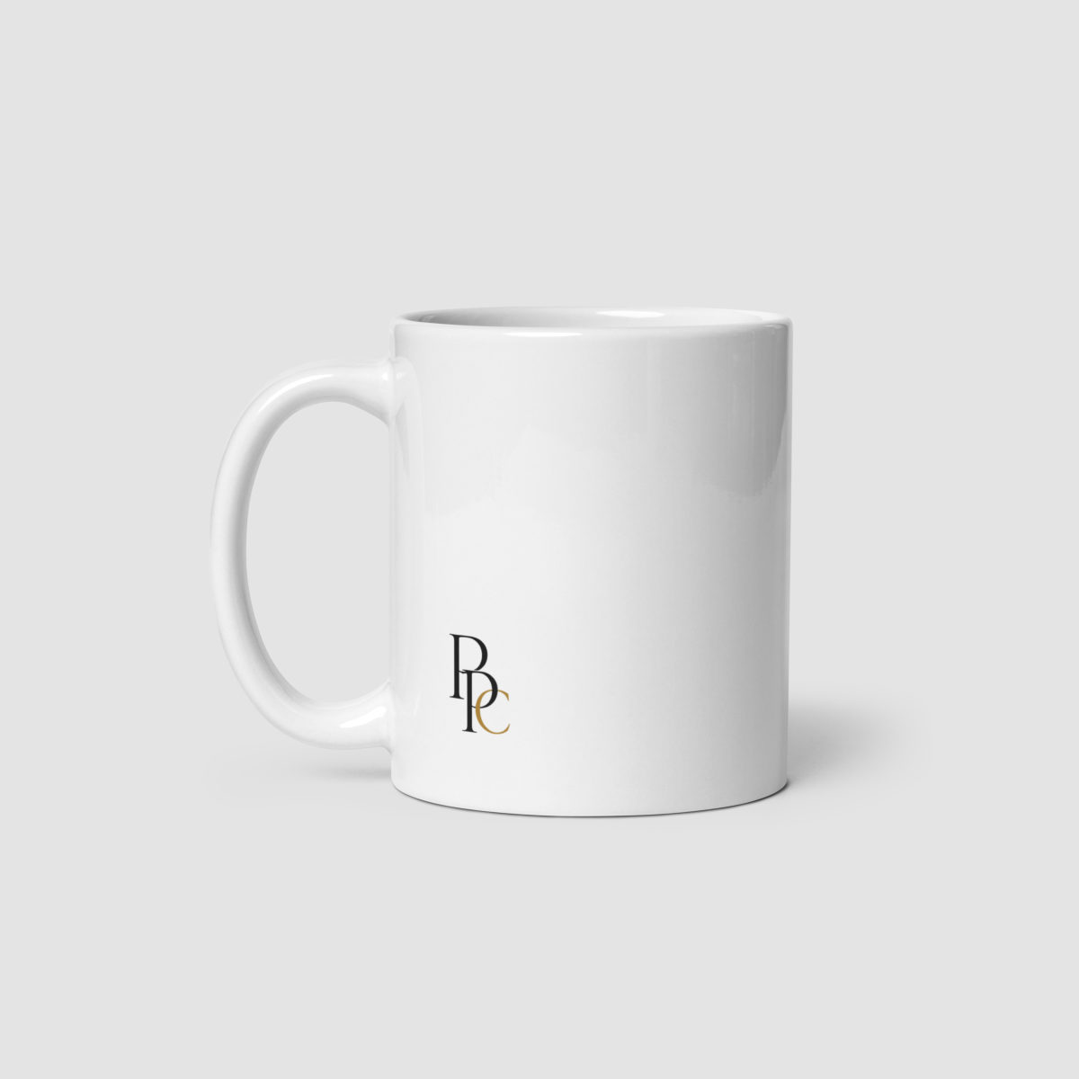 Mug blanc, logo doré photographié en détail rapproché