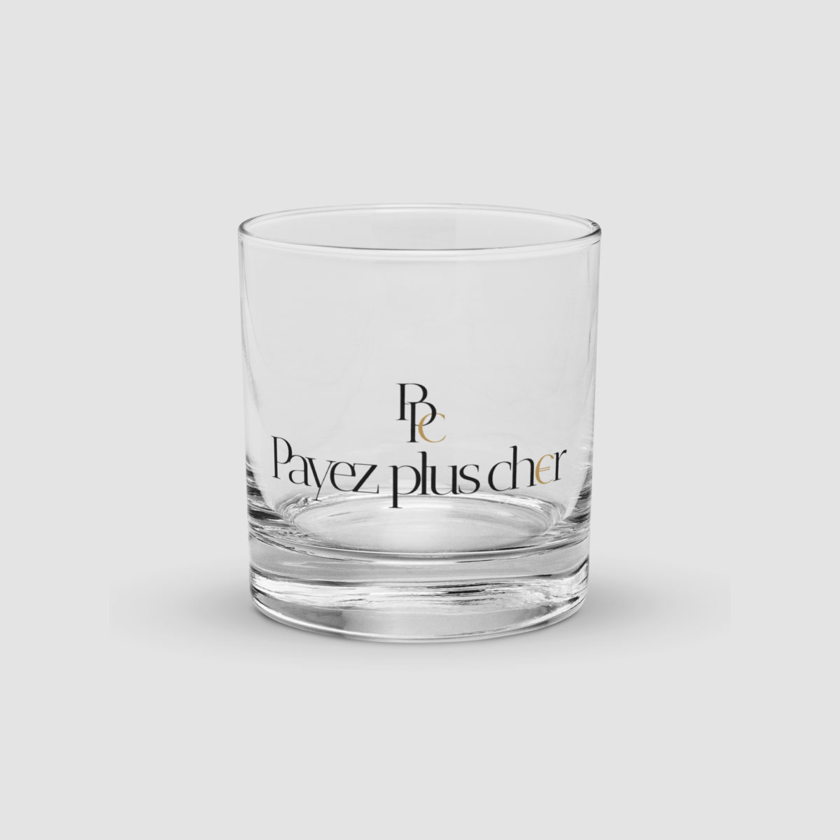 Verre à whisky transparent gravé, illustration de l’effet Veblen